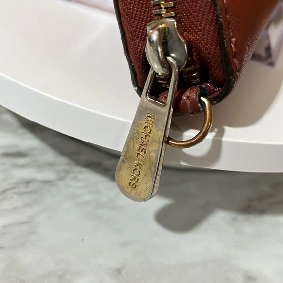 MICHAEL KORS ZIPPY WALLET IN GUC - Picture 4 of 13